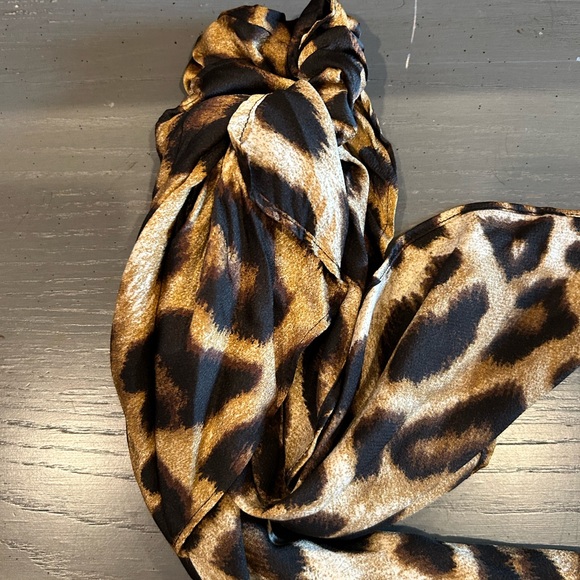 Leopard Print Scarf Scrunchie - Picture 2 of 6